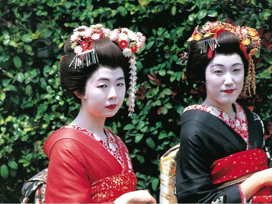 Geisha girls, Japan -  Photo: Mike Gebecki